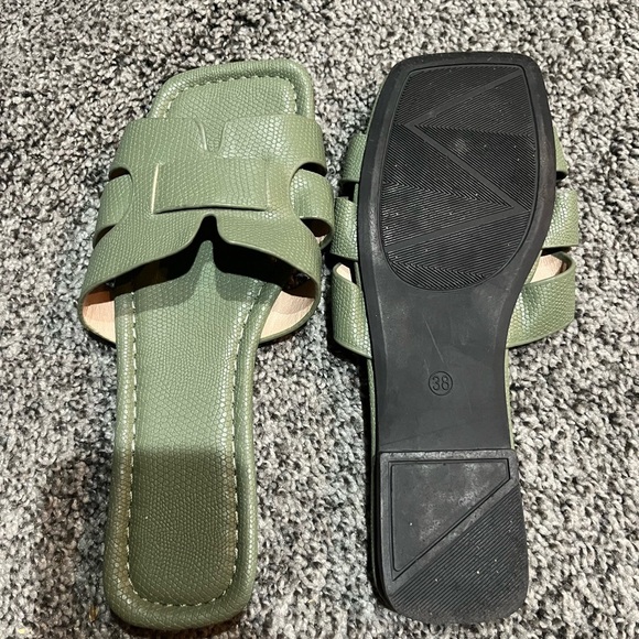 Women’s H style flat sandal green new size 38 summer beach luxury shoe - Picture 2 of 2